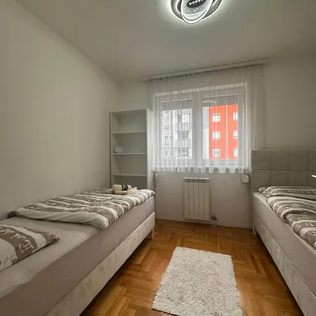 Istocno Sarajevo-hilandarska, Stan Na Dan Sv Apartment *